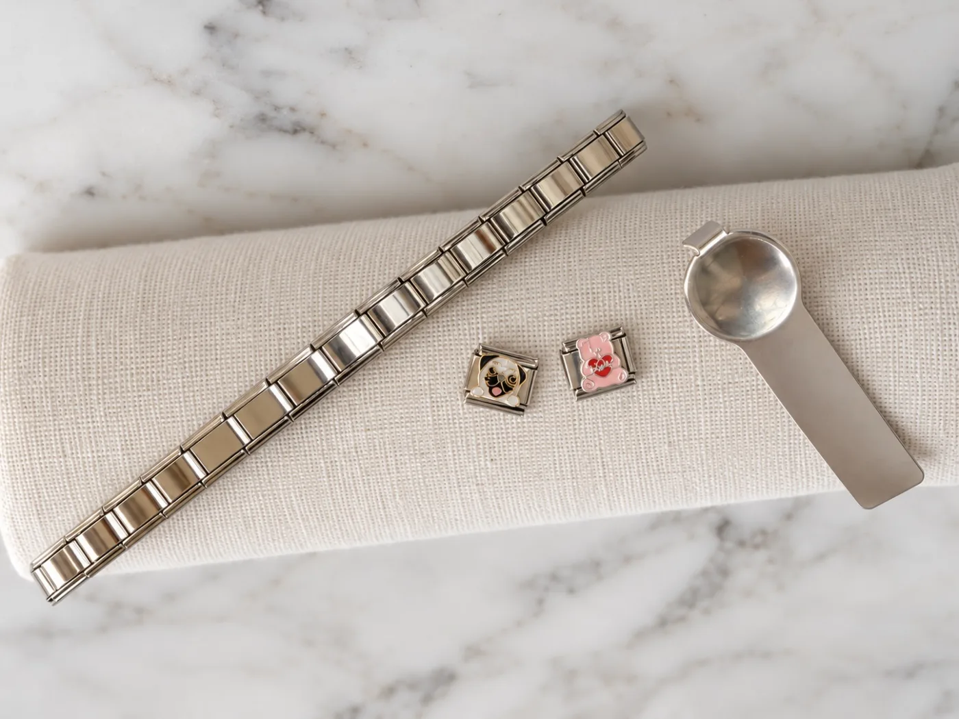Starter kit: stainless steel bracelet, two charms and the link tool